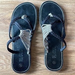 Plaka hand woven rope sz 8 black and white slip on flip flops. Lightly worn.